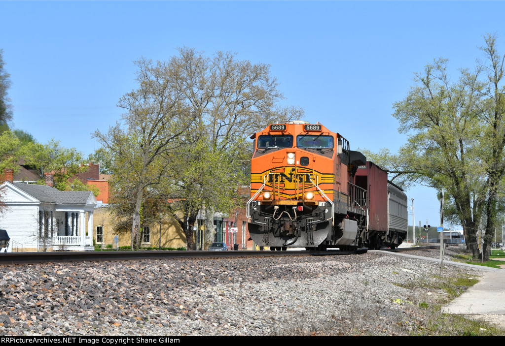 BNSF 5689 Leads the Geo train.